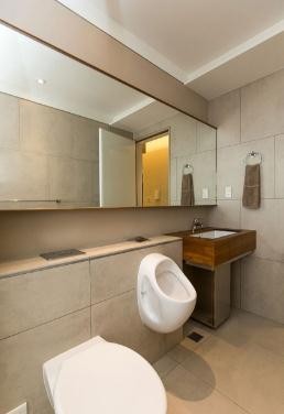 稳重大气日式风格110平米公寓卫生间浴室柜装修效果图
