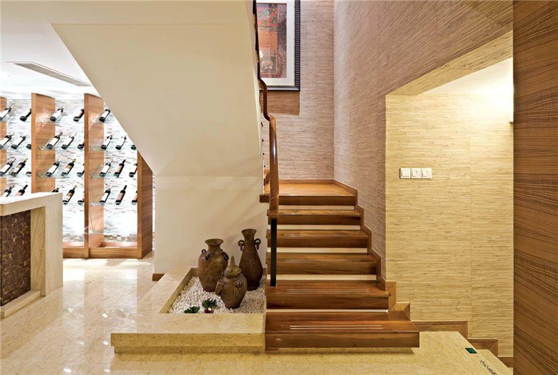 实木和谐的东南亚风格复式楼梯装修效果图