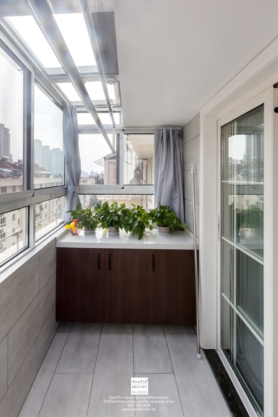 新加花园现代风格别墅阳台装修实景案例