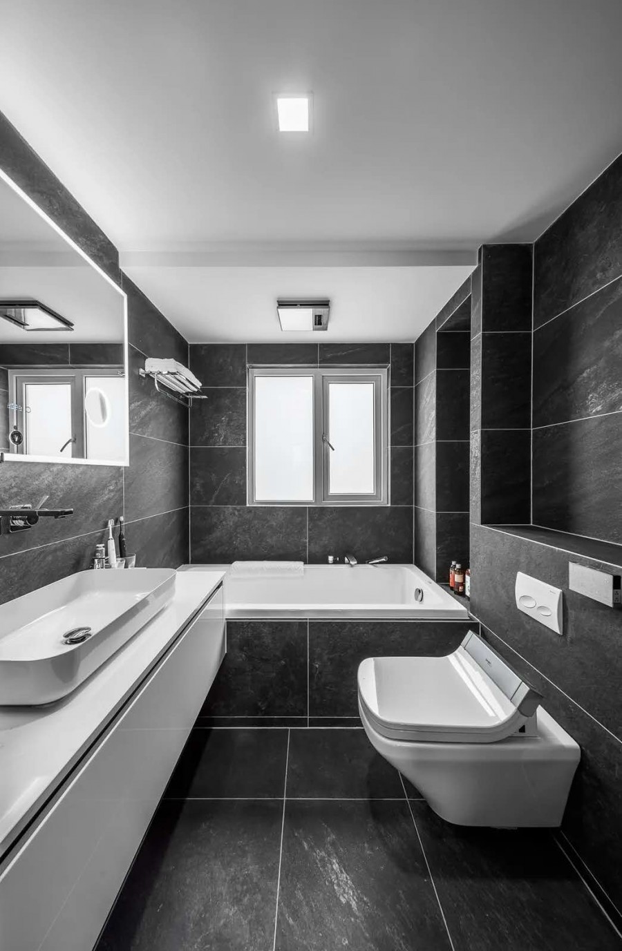 现代简约风格三居室装修浴室效果图