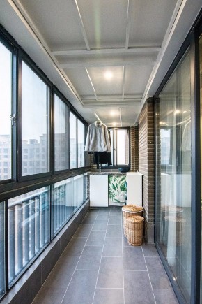 现代简约风格三居室阳台装修效果图
