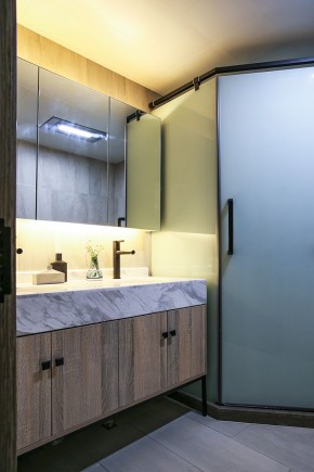 现代风格三居室卫生间装修效果图